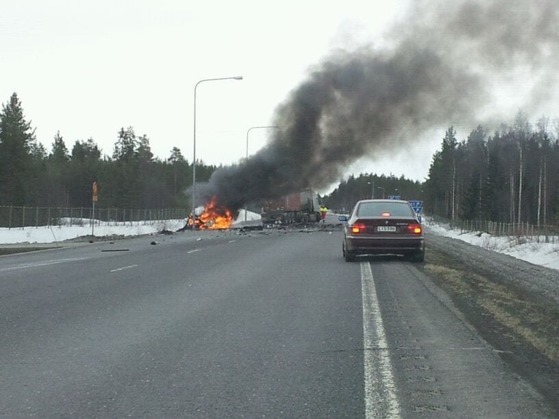 Henkilöauto syttyi törmäyksen jälkeen tuleen.