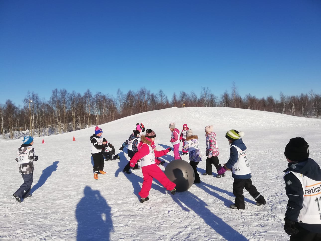 Kuusamon Erä-Veikot järjestävät Lumipäiviä koululaisille. Yksi lajeista, joita koululaiset pääsevät kokeilemaan on norsupallo.