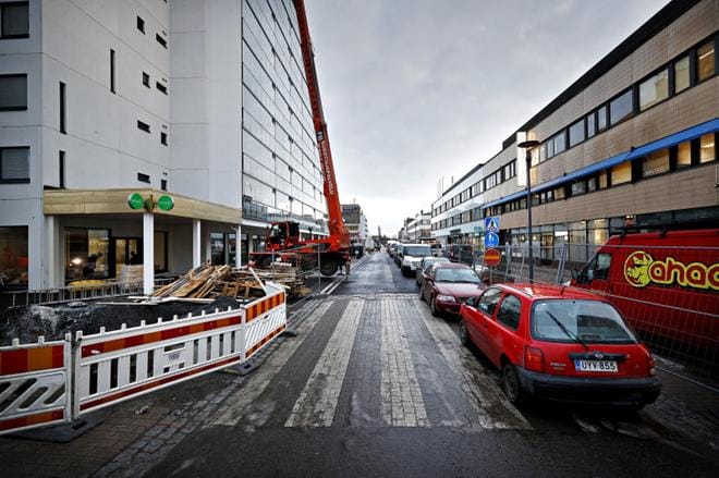 Osa Kalevankadusta on toiminut OmaSp:n rakennustyömaana, mutta nyt talo alkaa olla viimeistelyjä vaille valmis. Kuva: Kari Löfhjelm