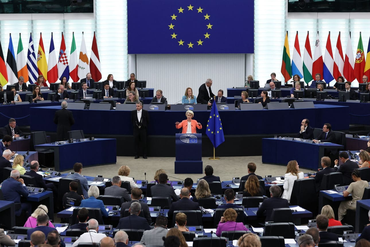 EU-komission puheenjohtajan Ursula von der Leyenin vuotuinen linjapuhe sisälsi visiointia muun muassa EU:n laajenemisesta sekä viestiä yritysten, maatalouden ja ihmisten auttamisesta vihreän siirtymän aiheuttamien muutosten yli. LEHTIKUVA/AFP