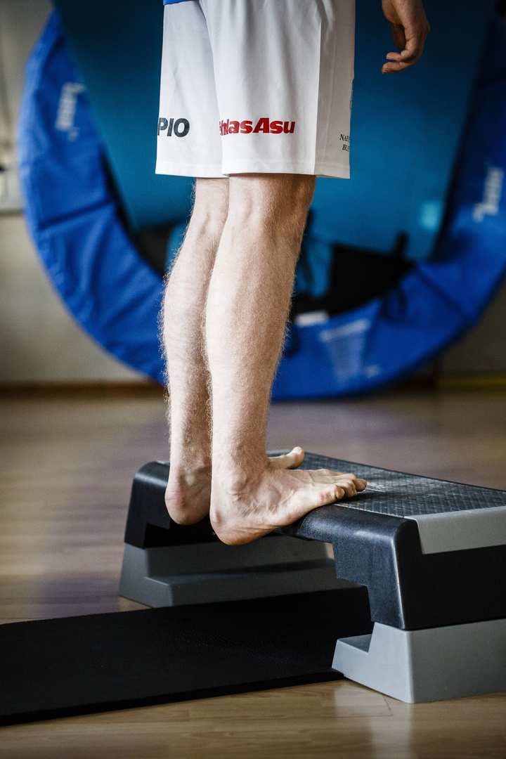 Nouse varpaillesi ja laske kantapäät hitaasti melkein lattiaan kiinni. Kun edistyt, tee harjoitus korokkeen päällä ja anna kantapään laskeutua varpaiden tason alapuolelle. Lopulta voit tehdä liikkeen yhdellä jalalla. Pumppaus vahvistaa pohjelihaksia ja kiihdyttää akillesjänteen verenkiertoa. Pyri tekemään 10–15 toistoa 2–3 kertaa.