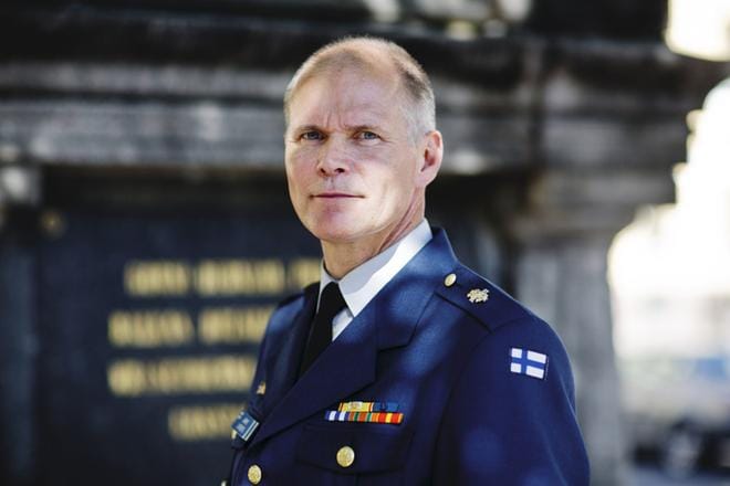 Kenraali Jarmo Lindbergille on tehty karenssisopimus, jonka avulla hän saattaa saada puolen vuoden ylimääräisen palkan reservissä. Lindbergin verotettavat ansiotulot olivat 2017 vuonna 146 136 euroa. KUVA: Aleksi Poutanen