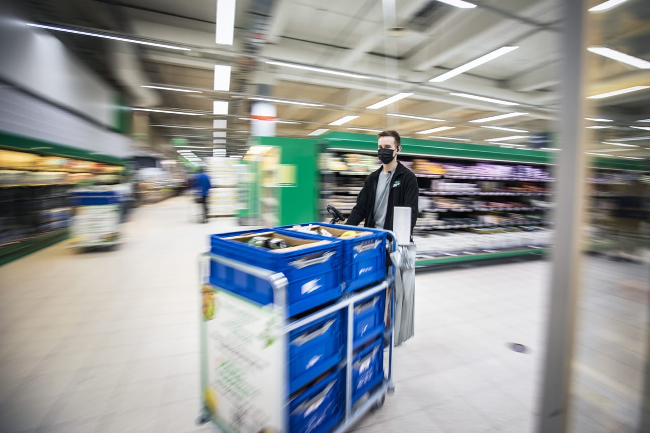 Keräilijä Matti Orpana kiitää pitkin marketin käytäviä nopeasti.