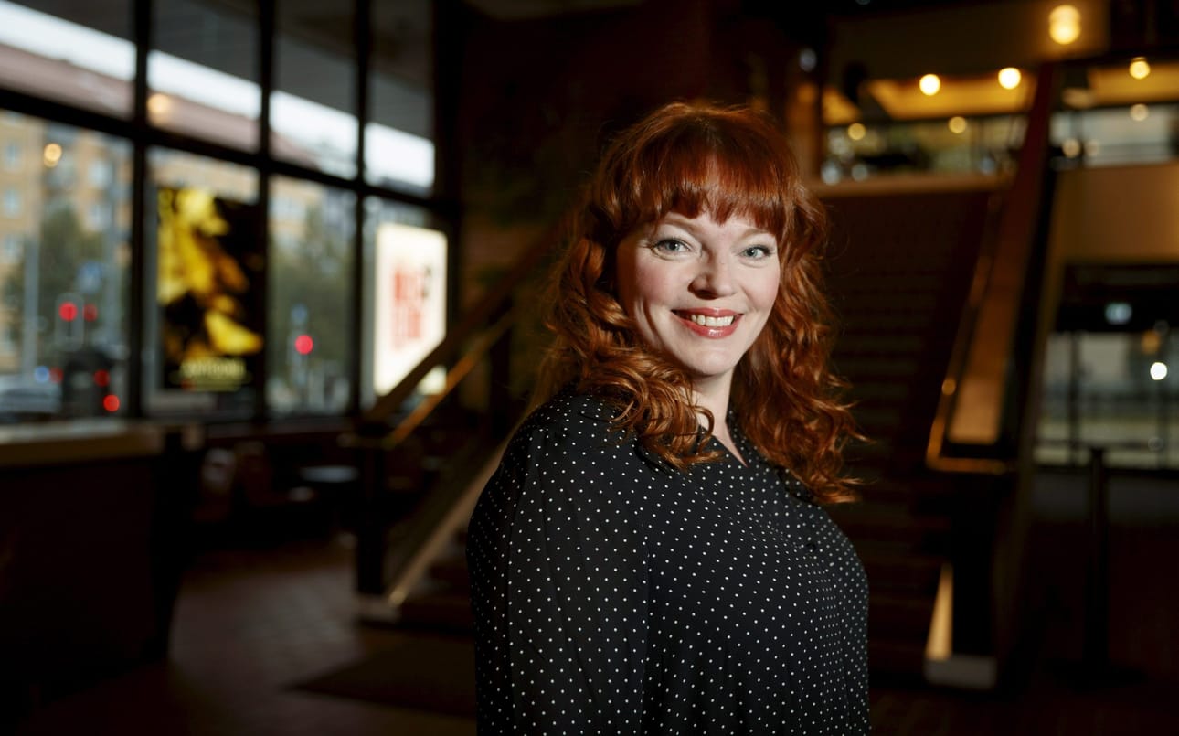 Näyttelijä Petra Karjalainen on kiitollinen siitä, että on saanut tehdä rooleja nykydraamasta oopperaan.