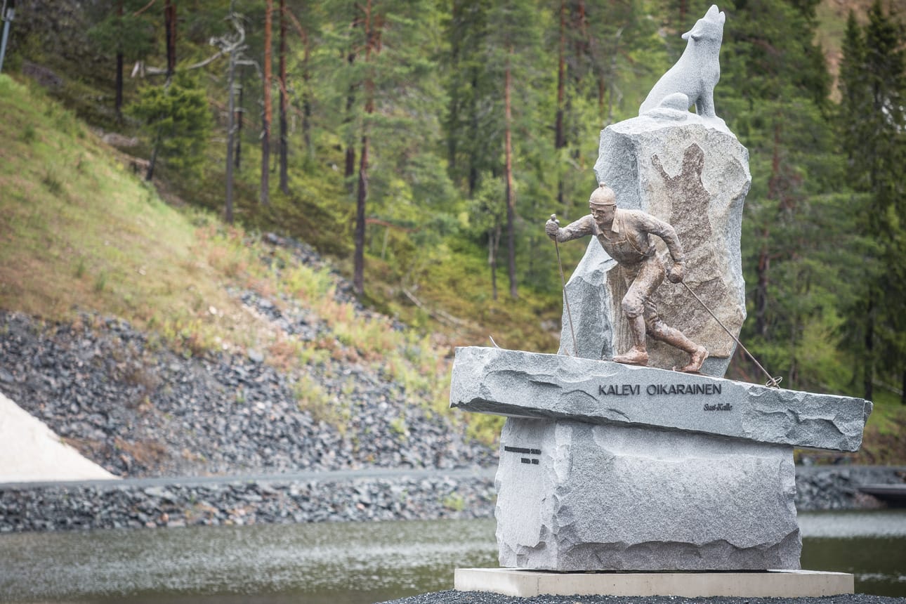 Hiihtäjäpatsaan tekijä Juhani Honkanen tekee Kuusamon kaupungille tilaustyönä myös karhupatsaan.