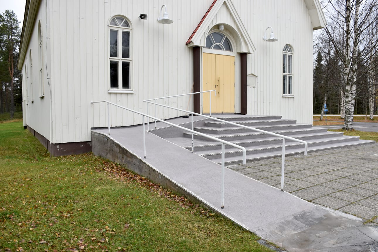 Tänä syksynä uusittuihin Posion kirkon portaisiin asennettiin lämpökaapelit. Kaapeleista on yhteys ulkoseinässä olevaan älytermostaattiin, joka haistelee ilmanalaa. Termostaatti säätelee kaapeleiden lämpötilaa säävaihteluiden mukaan, kaapeleista tuleva lämpö sulattaa ja kuivattaa portaat automaattisesti kaikkina vuoden aikoina.