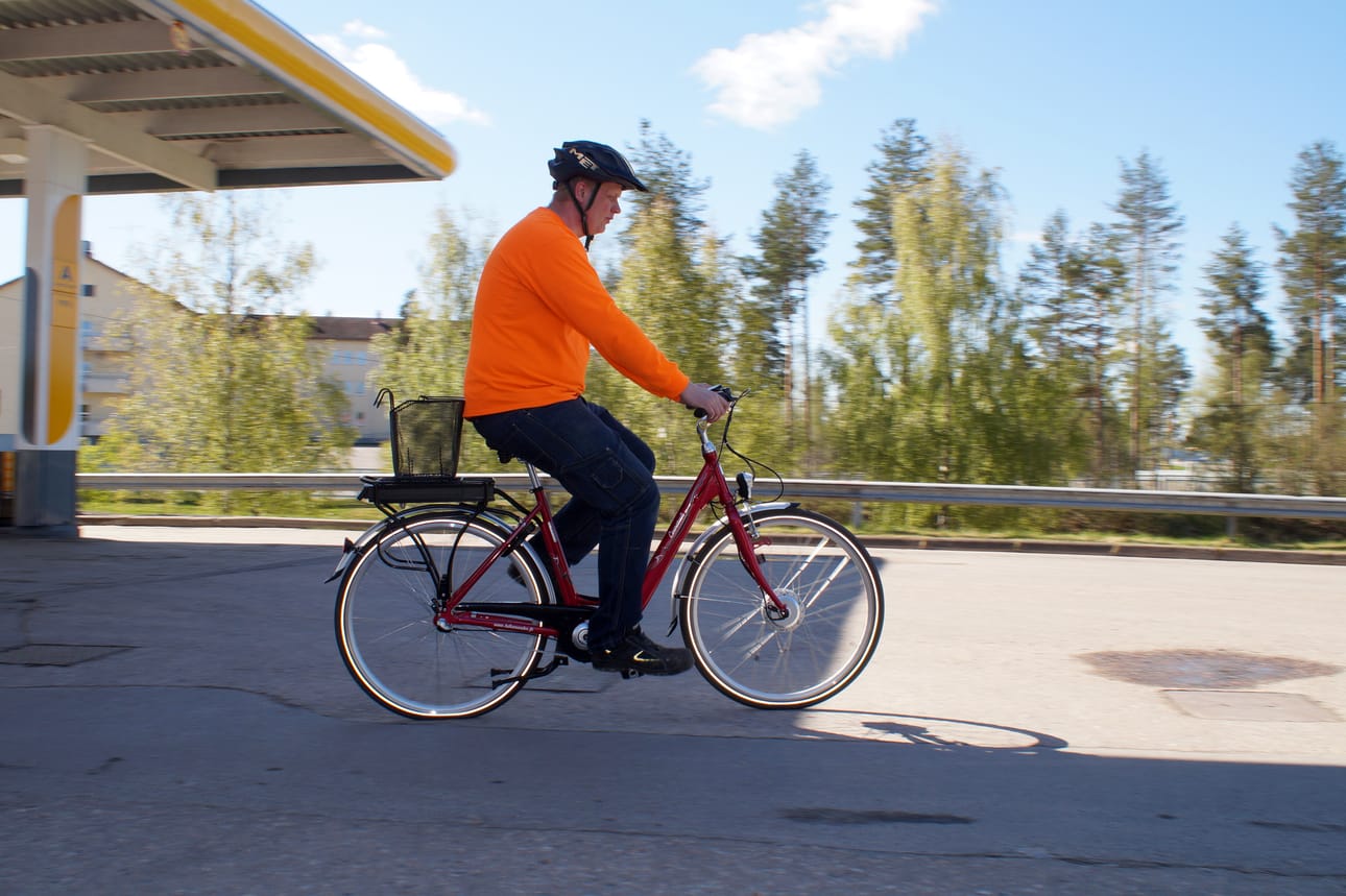 Sähköpyörällä pääsee vauhdikkasti liikkeelle. Pyörästä povataan kesän hittituotetta myös Pudasjärvellä.