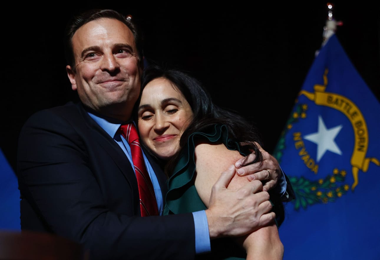 Nevadassa republikaanien ehdokas Adam Laxaltin etumatka vastaehdokkaaseen on kaventunut. Laxalt halasi vaimoaan vaali-iltana. LEHTIKUVA/AFP