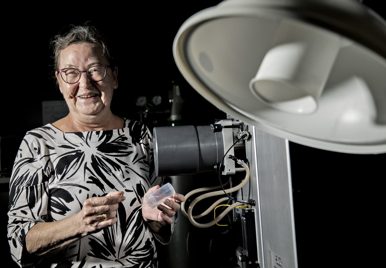 Professori Heli Jantunen tutkii keraamista elektroniikkaa Oulun yliopistolla.