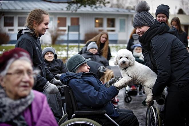 Essi Mursula pysähtyi Terttu Lipposen kanssa tervehtimään Terhi Yli-Mannilaa ja hänen Aapo-koiraansa, joka tykkäsi kovasti touhuta ihmisten joukossa. KUVAT: TOMI KOSONEN