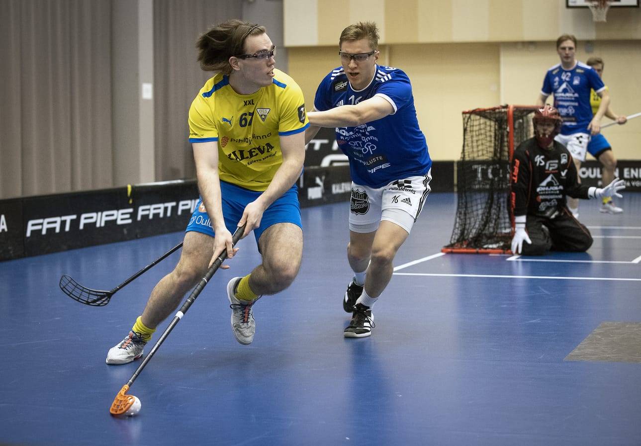 OLS:n nuoriin vastuunkantajiin lukeutuva Väinö Mertaniemi (vas.) yritti karkuun Nokian KrP:n Kim Hyrkköseltä.