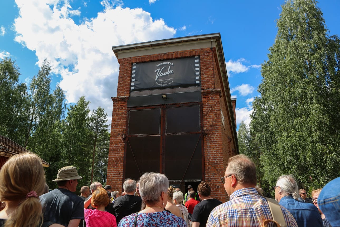 Elokuvan ystävät kokoontuvat Vaalan Veturitalliin.