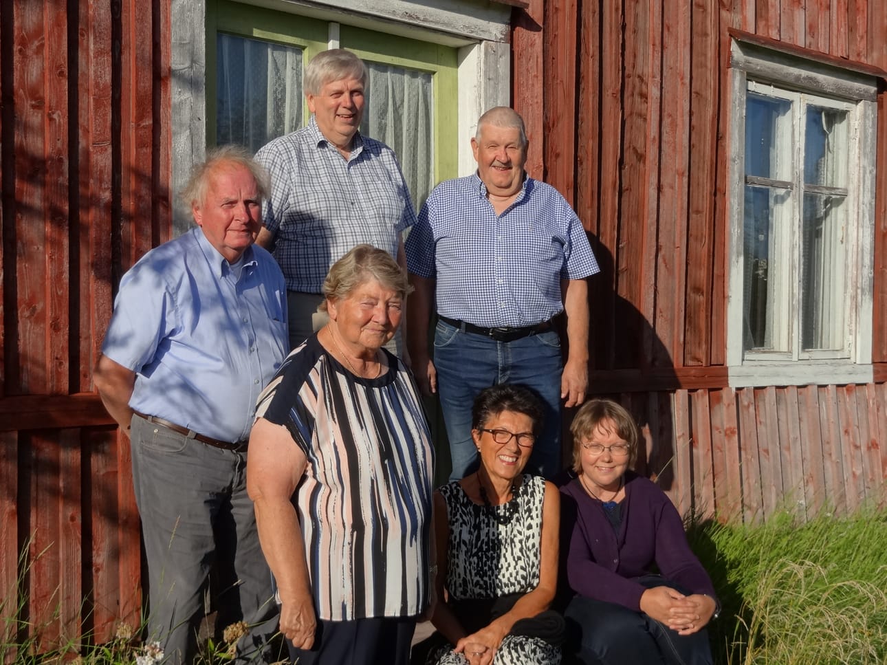 Tämän työryhmän voimin isotöinen Koskö-historiikki saatiin valmiiksi. Takarivissä Rune Frants, Lars Burman ja Alf Burman, eturivissä Gunne Lax, Helena Back ja Viveca Rabb. Kuvasta puuttuvat työryhmän jäsenet Inga-Lis Holm ja Lisen Jåfs.