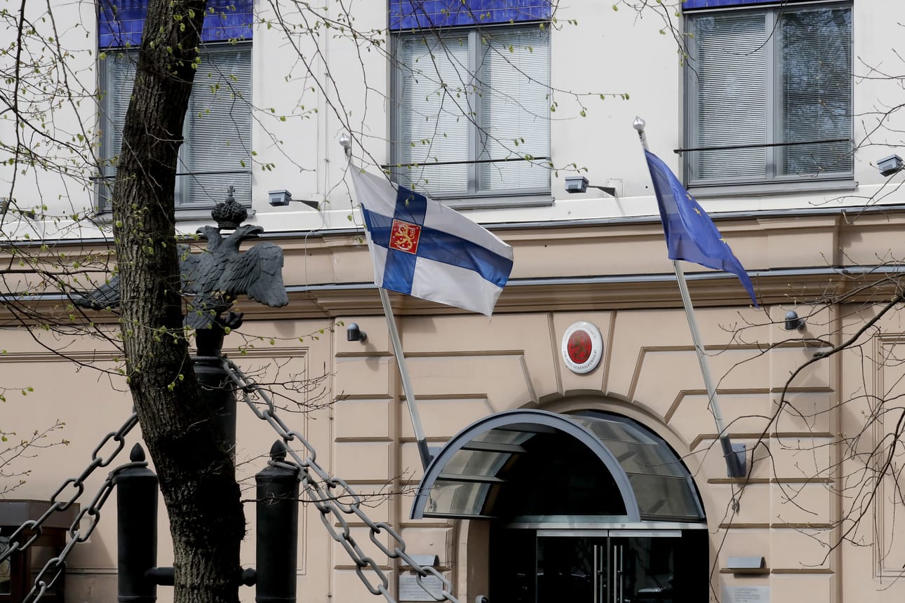 Suomen pääkonsulaatin edustalla Pietarissa liehuu Suomen valtiolippu yhdessä Euroopan unionin tähtilipun kanssa. Kansainvälisen EPA-kuvatoimiston uutiskuva liittyy Suomen Nato-päätöksiin.