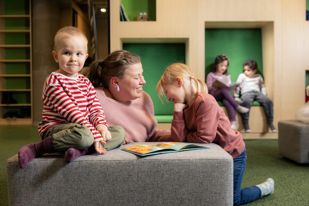 Lastenkulttuurikeskuksen kohderyhmää ovat alakouluikäiset ja alle kouluikäiset lapset sekä heidän perheensä. Elämyksellisiin näyttelyihin ovat tervetulleita aivan kaikenikäiset.
