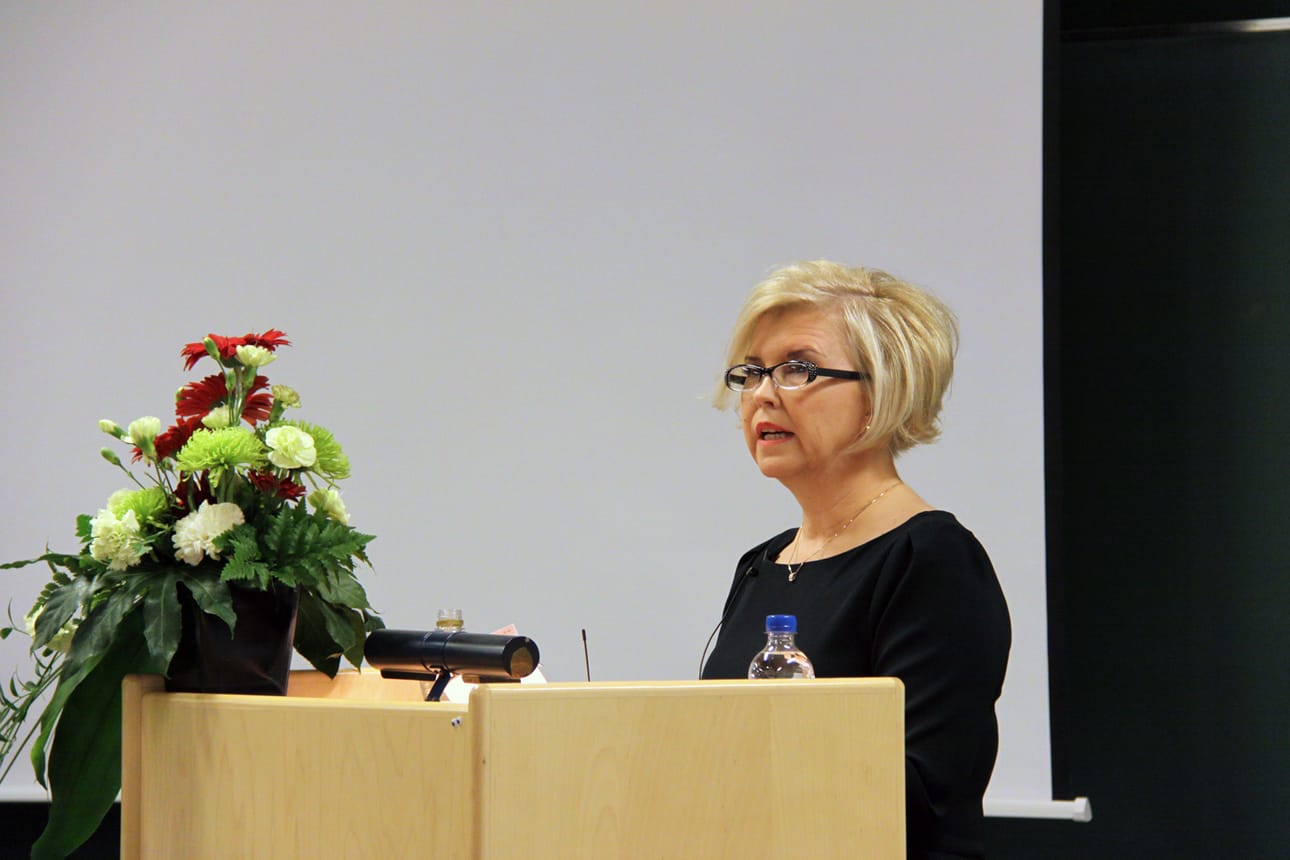 Päivi Mäki väitöstilaisuudessaan Oulun yliopistossa.