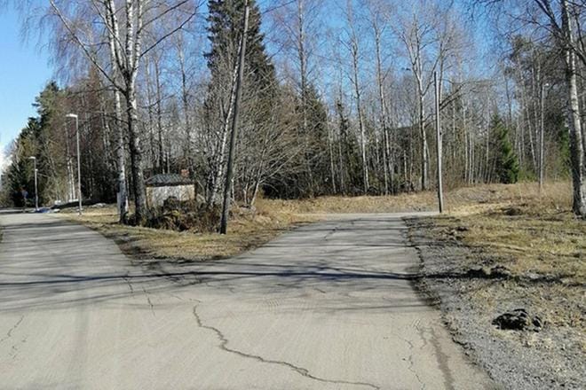 Pyöräilijän päälleajo tapahtui Kiilapalstalla, kun Annika Aalto oli menossa Huutoniemen K-Supermarketiin kävellen. Pyöräilijällä olisi ollut mahdollisuus valita toinen reitti, mutta hän päätti jostain syystä tehdä äkkikäännöksen tulosuuntaansa. KUVAT: ANNIKA AALTO