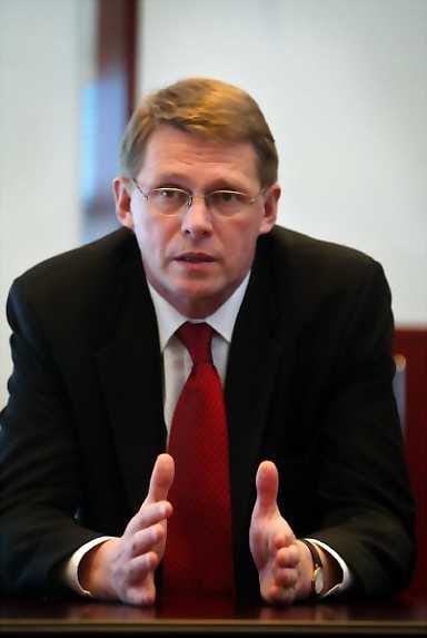 Matti Vanhasen mielestä kotimaan väittelyt täytyisi pitää kotimaassa.