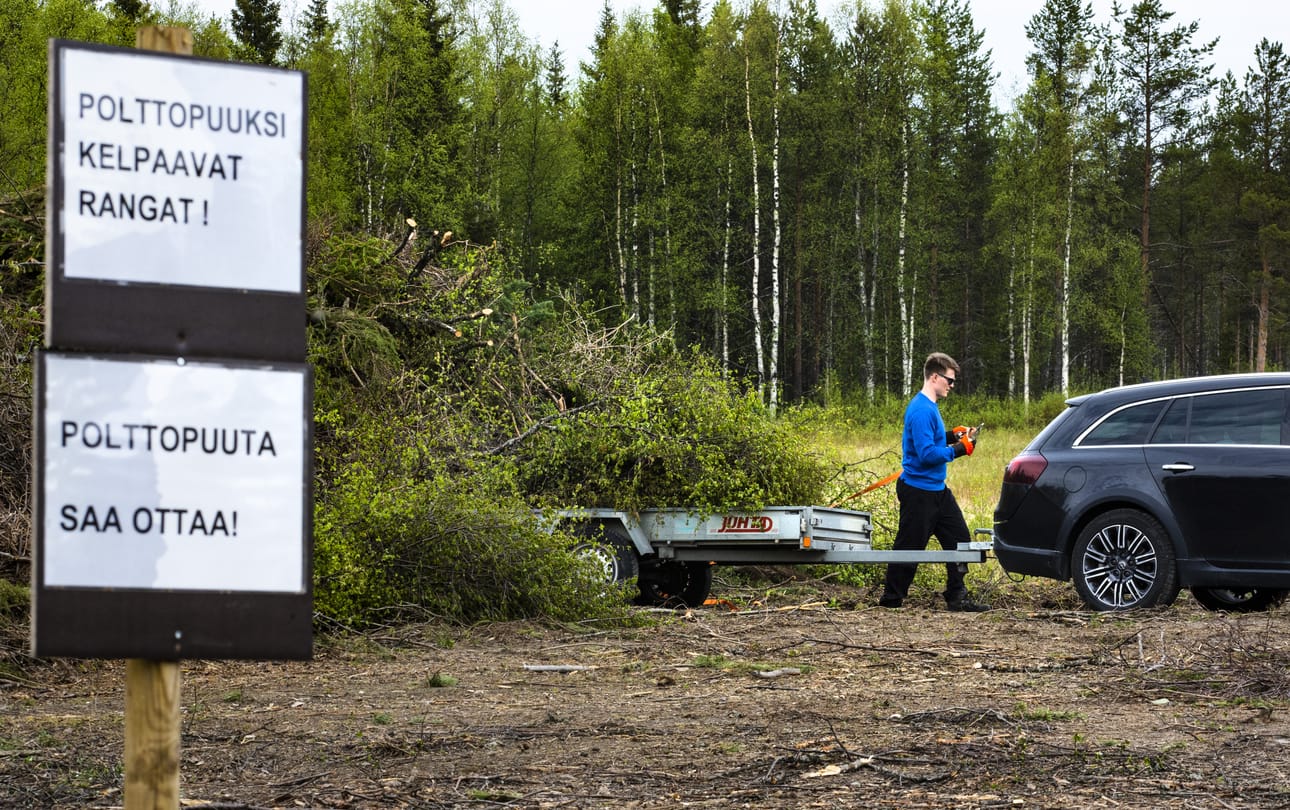Marko Nevala jättää puutarhan raivausjätettä uudelle Säväkäntien asemalle. Vieressä on paikka, josta voi myös noutaa polttokelpoisia rankoja ilmaiseksi.
