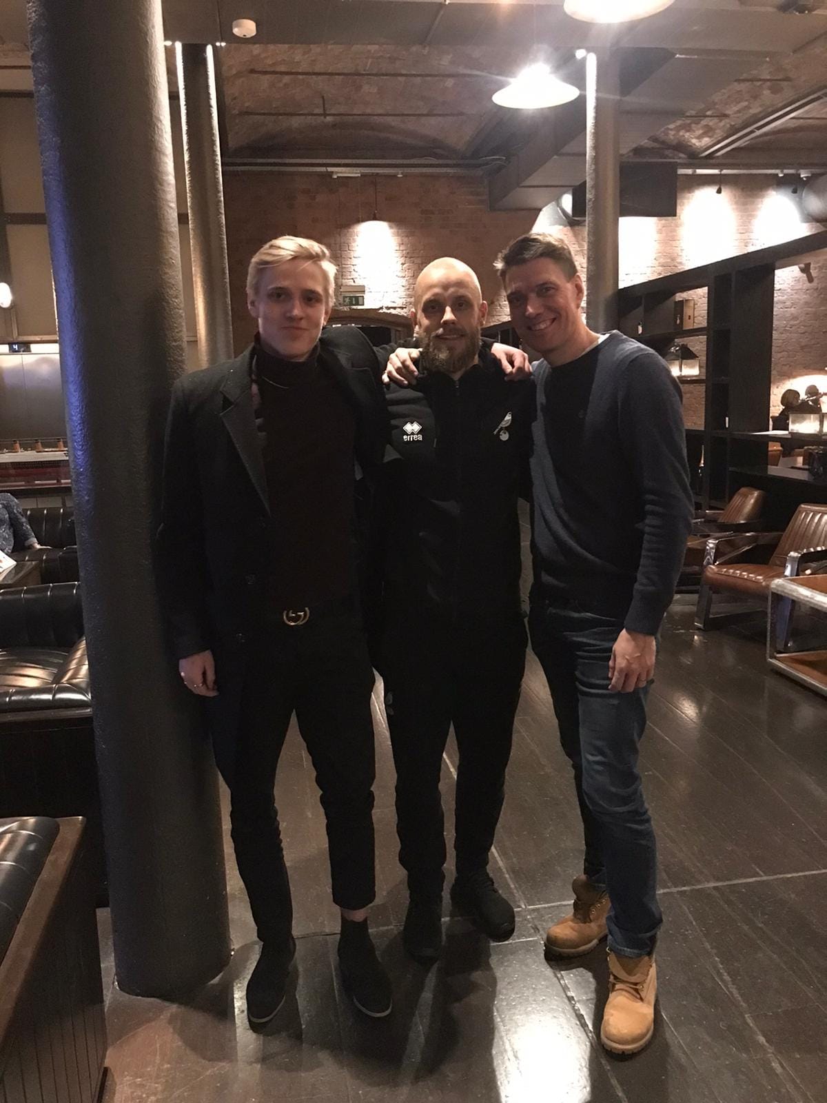 Olli Kujala ja Juha Kujala tapasivat Teemu Pukin Englanissa.