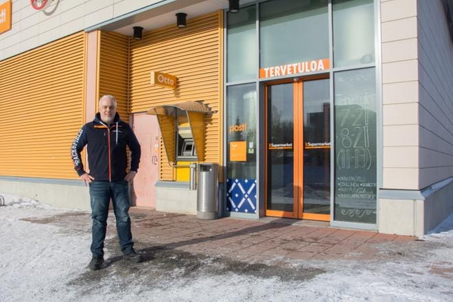 – Elän asiakkaista. On mahtavaa palloilla kaupan käytävillä ja koettaa ylittää asiakkaan odotukset. KUVA: JESSICA RISTIMÄKI