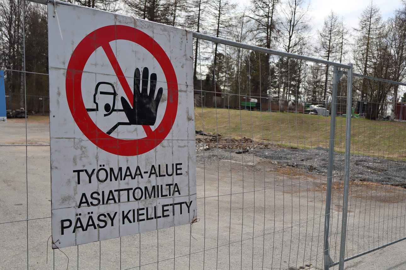 Kuusamon seurakunnan uudisrakennustyömaalla on tehty valmistelutöitä muun muassa pystyttämällä työmaa-aita. Kuva on perjantailta.