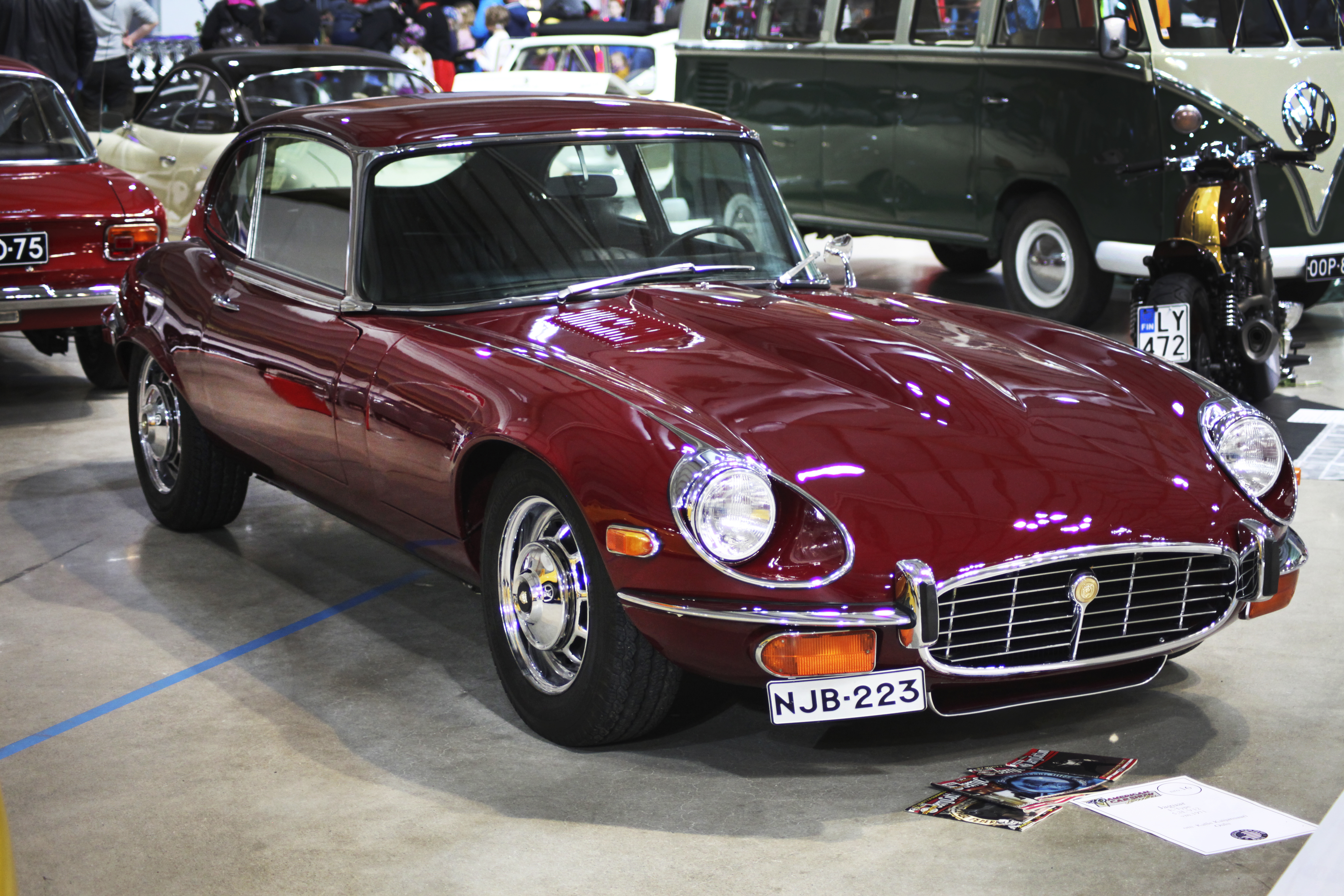 Jee jee Jerry Cotton. Useiden mielestä maailman kaunein auto; Jaguar E-type.