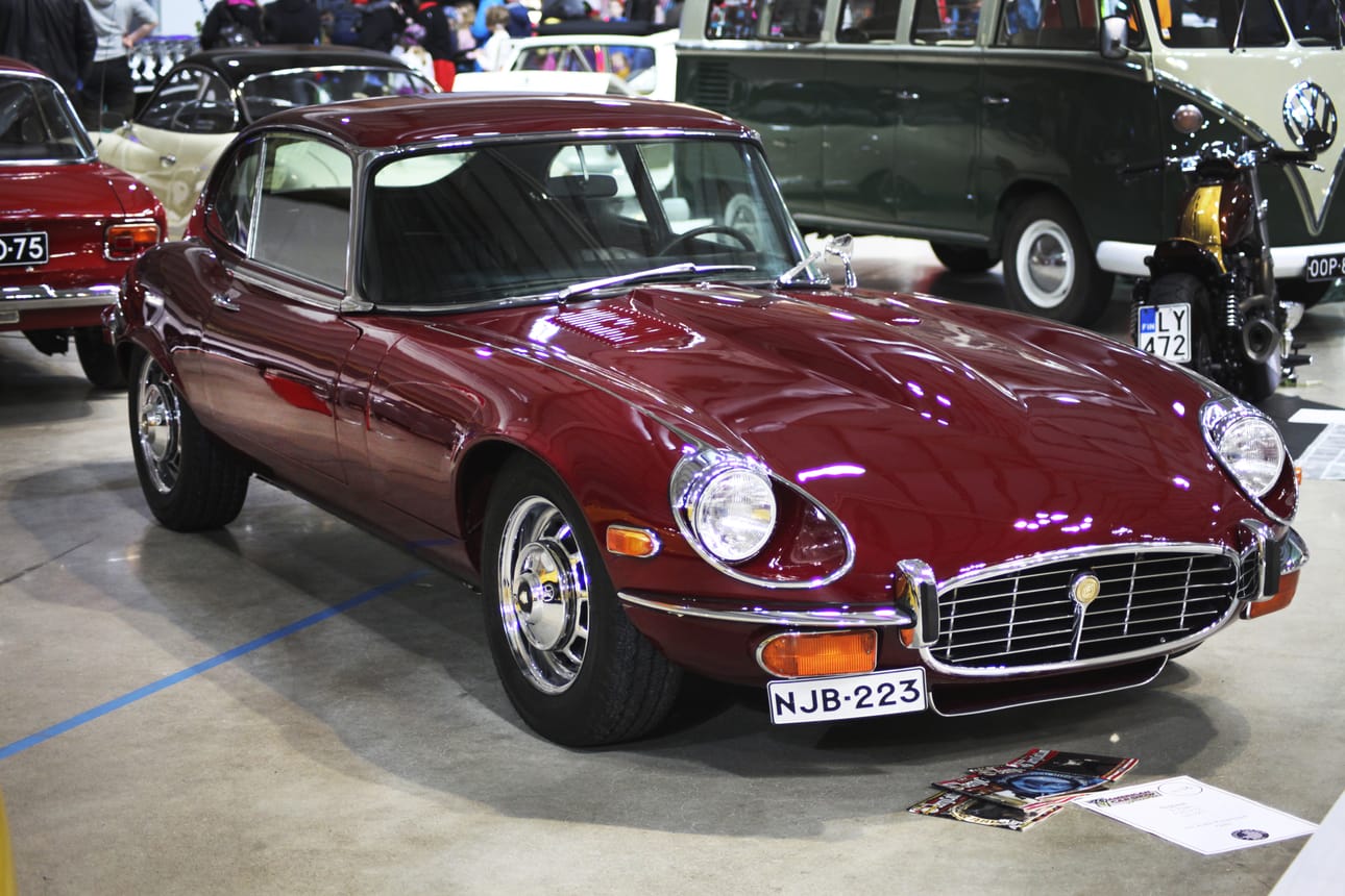 Jee jee Jerry Cotton. Useiden mielestä maailman kaunein auto; Jaguar E-type.