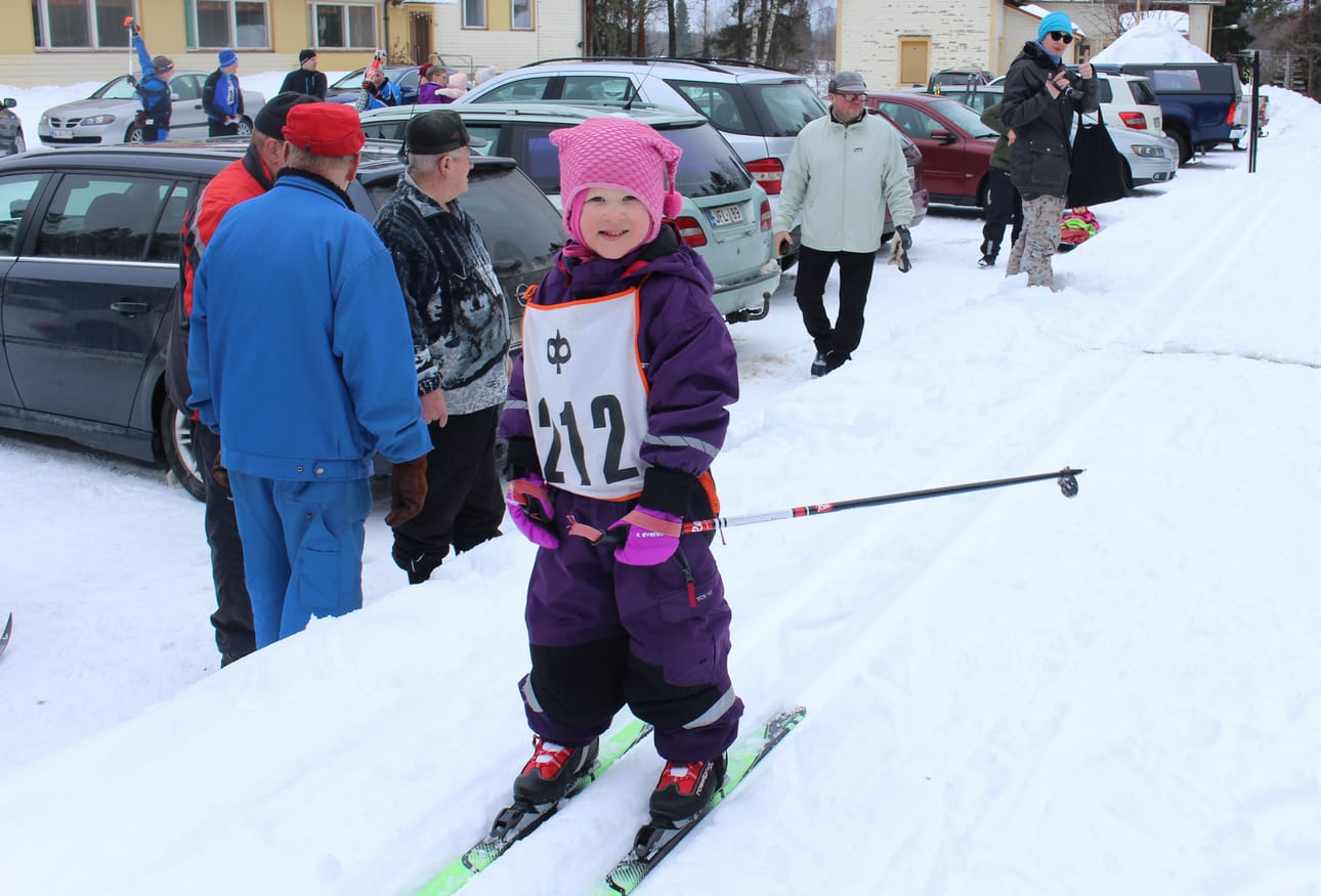 Kylähiihdoissa kisaaminen on pienille kyläläisille iso asia. Jenna Paakkonen sivakoi maaliin.