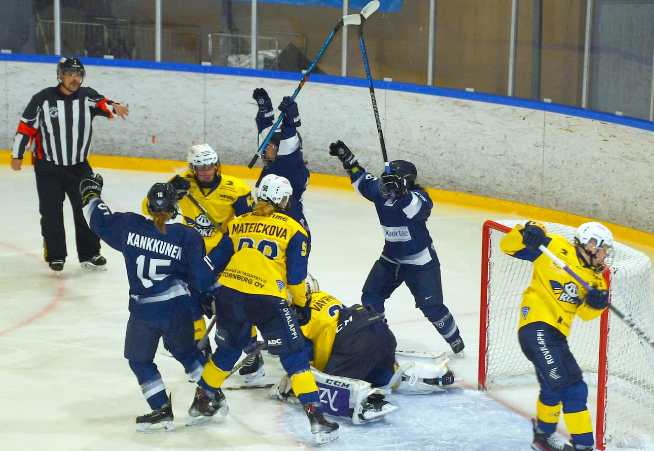 Raili Mustonen, Abigail Byskata ja Erika Kankkunen nauttivat Kuortaneen 3–2 johtomaalista.