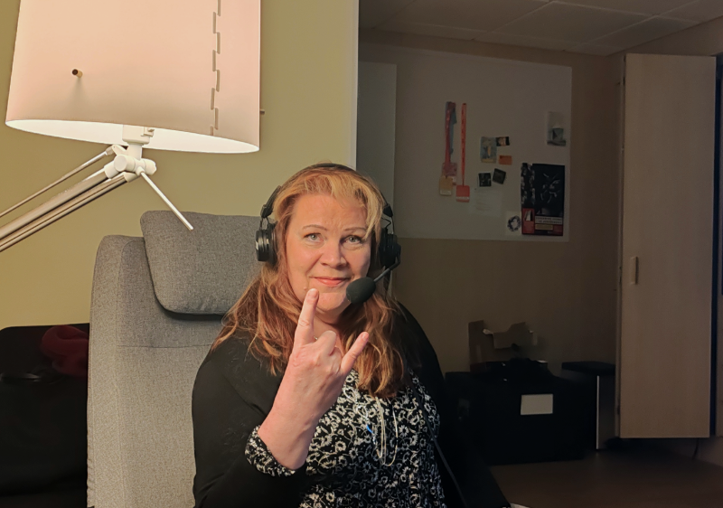 Oululainen Annie Strayfield oman musiikin parissa —musiikkikauppiaan tytär varttui soittimien keskellä