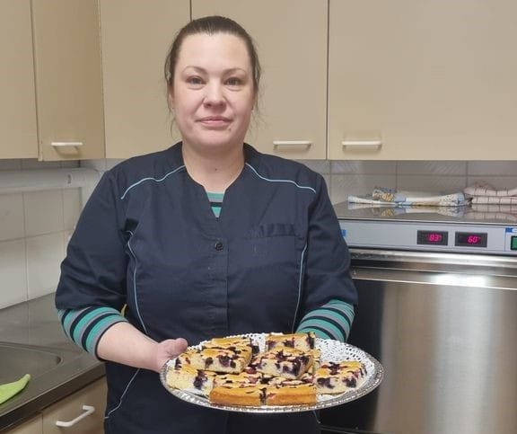 Keittäjä Lenita Vainio tekee ja tarjoilee lapsille itsetehtyä ruokaa lähellä tuotetuista raaka-aineista.