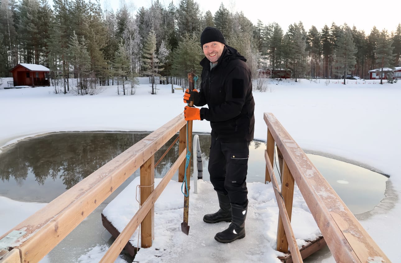 Antti Isotalo naputteli jäätä pois laiturilta, ettei kukaan lankea liukkailla laudoilla.