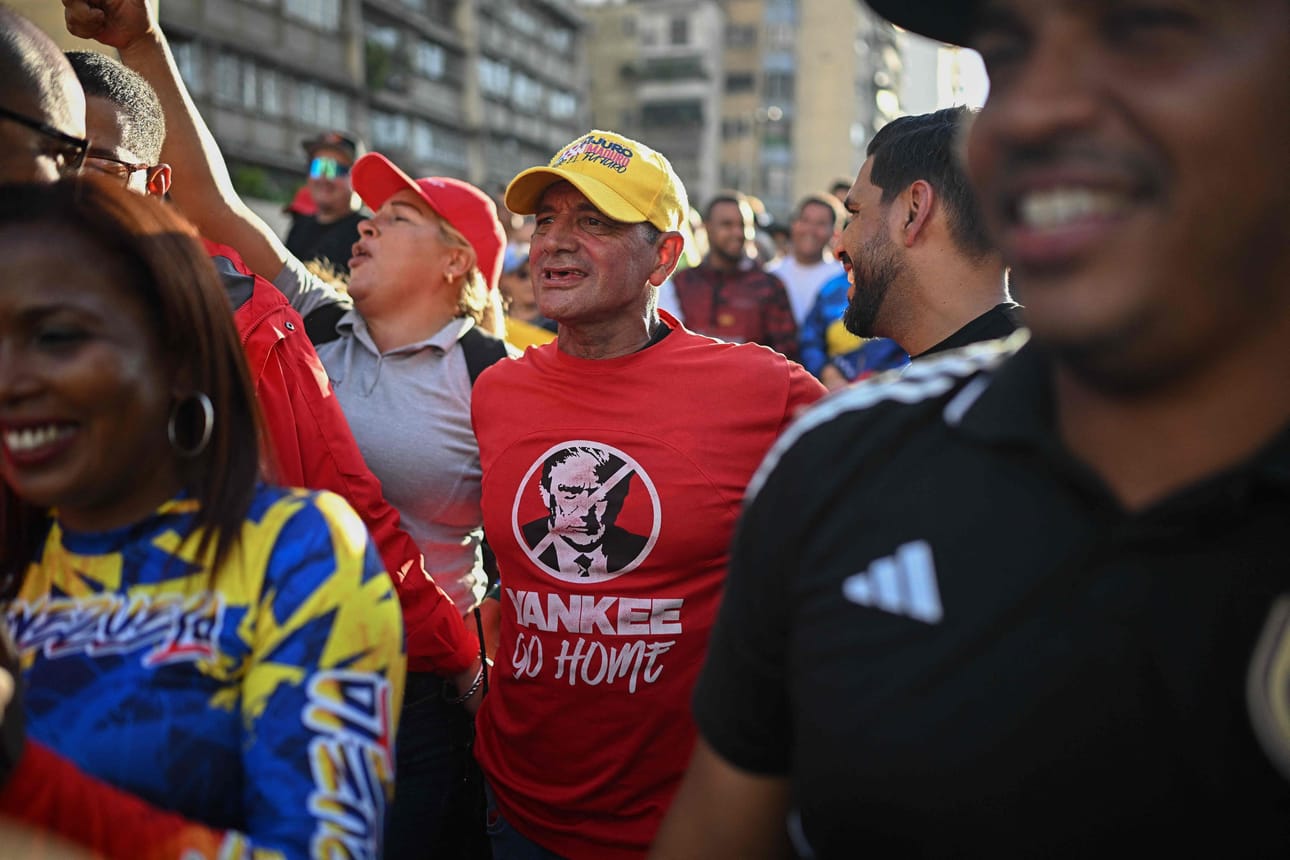Venezuelan presidentin Nicolas Maduron kannattaja pukeutuneena Donald Trumpia herjaavaan t-paitaan.