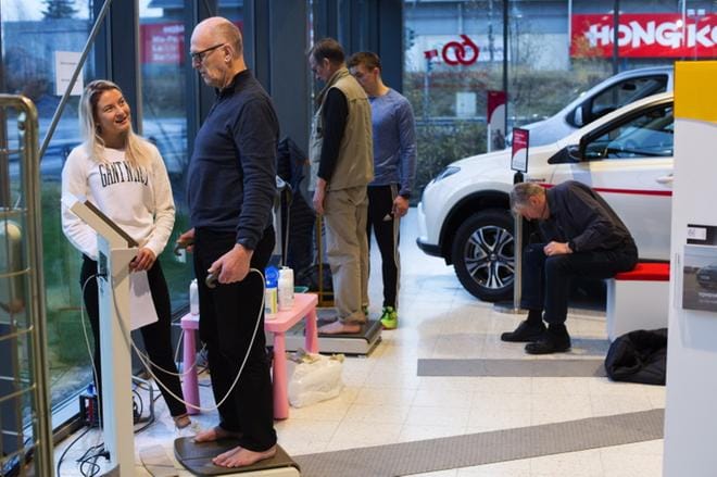 Terveydenhoitajaksi opiskeleva Maija Tapaninen mittaa Pertti Lehtosen kehon koostumuksen. KUVAT: MINNA ANTILA
