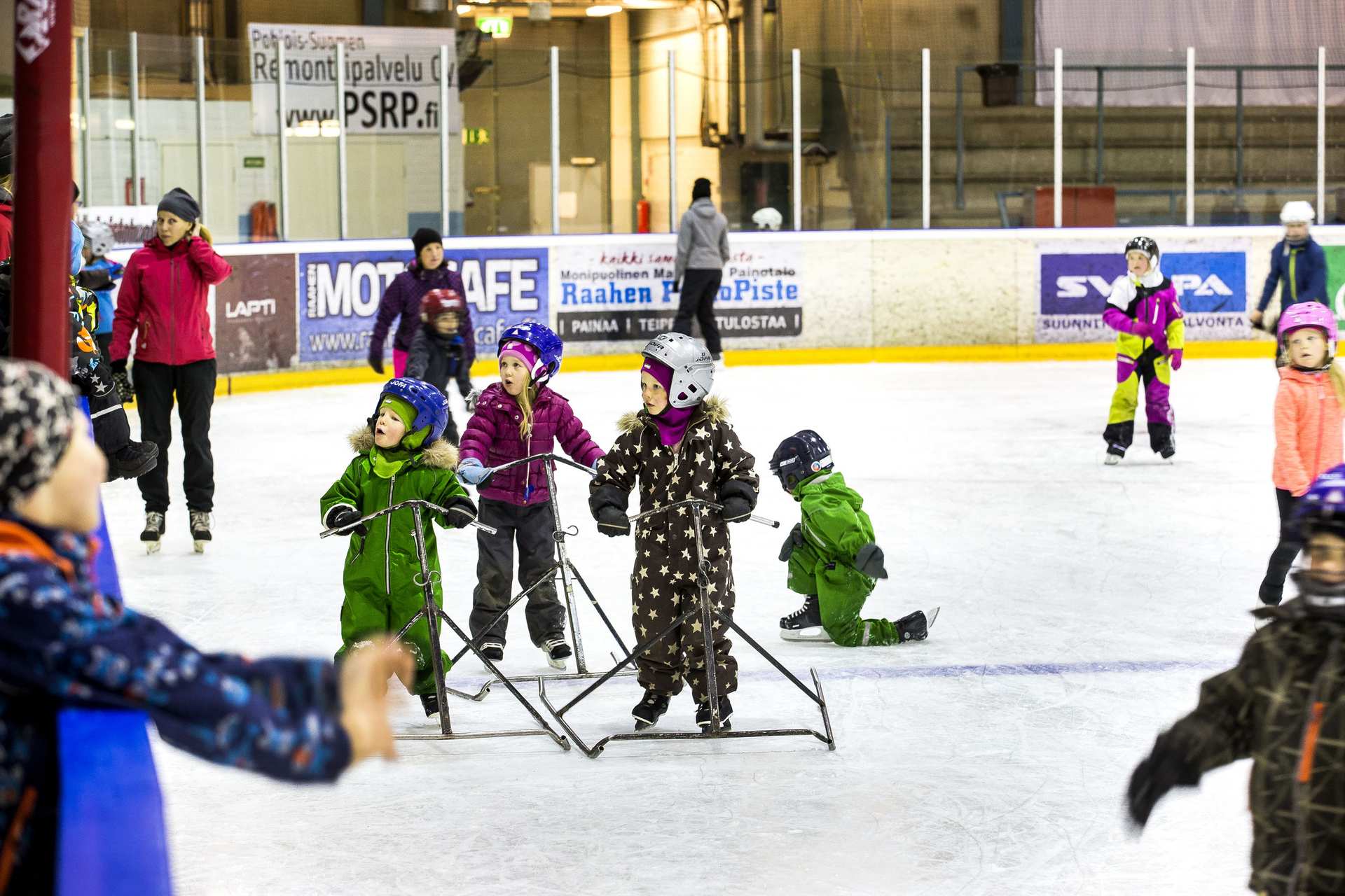 Yleisöluistelussa jäälle mahtuvat kaikenikäiset luistelijat.