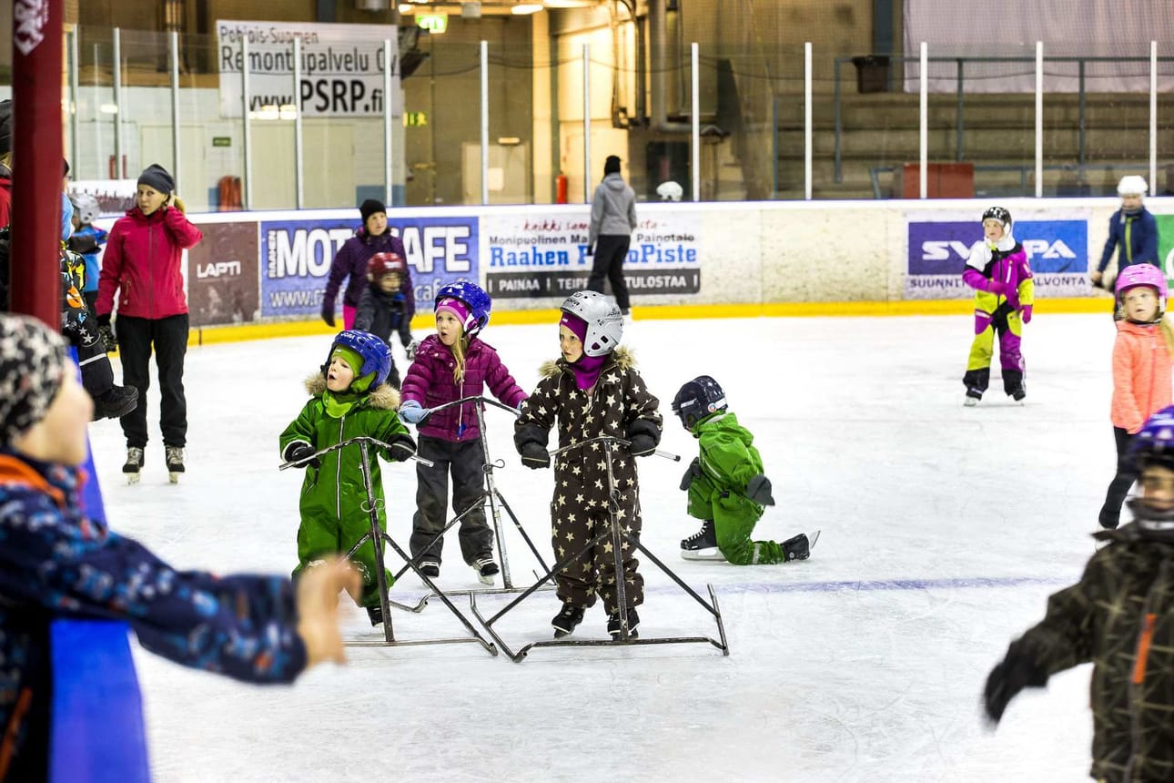 Yleisöluistelussa jäälle mahtuvat kaikenikäiset luistelijat.