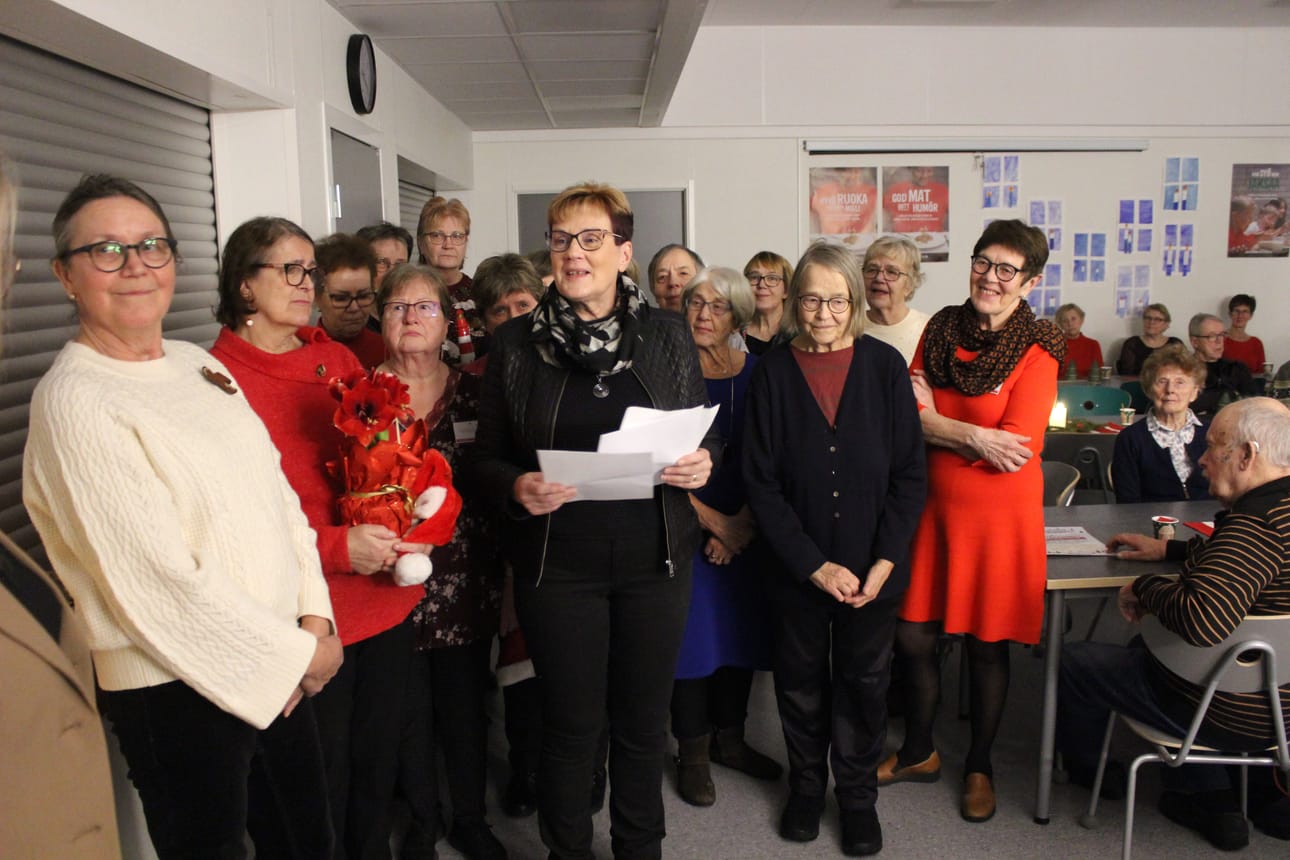 Margit Kaseva (vas.), hänen vieressään Tuulikki Leppäniemi, Marja-Leena Metsänranta, Eila Runsala, Ritva Oksanen ja Annikki Rintala (oik.).