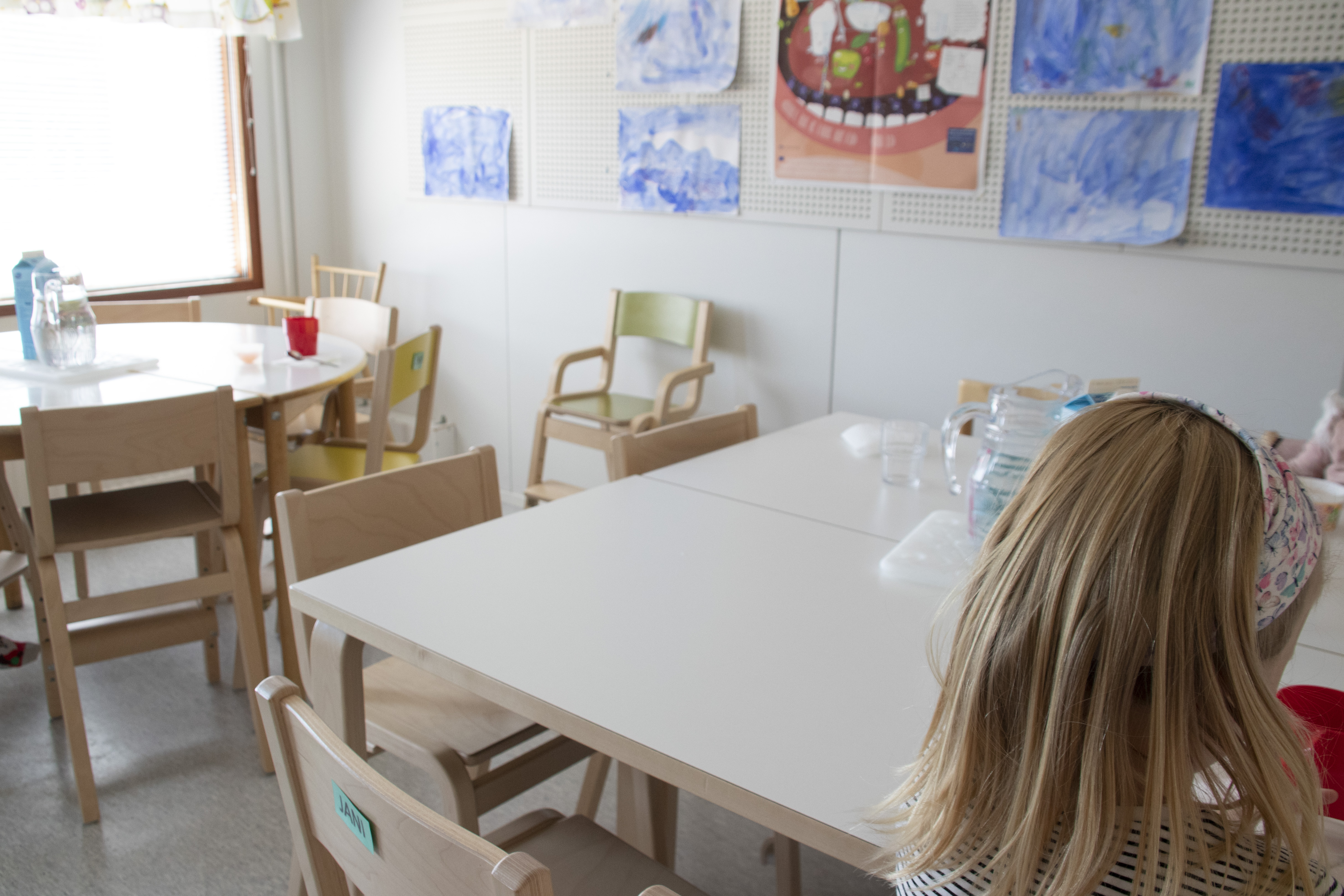 Ruokailutila on niin pieni, etteivät kaikki lapset mahdu kerralla ruokailemaan, vaan ruokailu tapahtuu porukka jakaen. Sopu antaa Pikkupihlajan arjessa tilaa päivittäin.