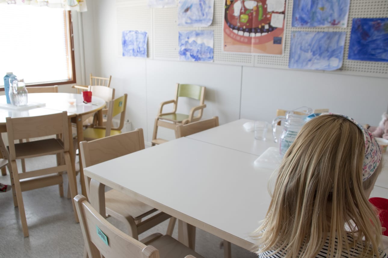 Ruokailutila on niin pieni, etteivät kaikki lapset mahdu kerralla ruokailemaan, vaan ruokailu tapahtuu porukka jakaen. Sopu antaa Pikkupihlajan arjessa tilaa päivittäin.