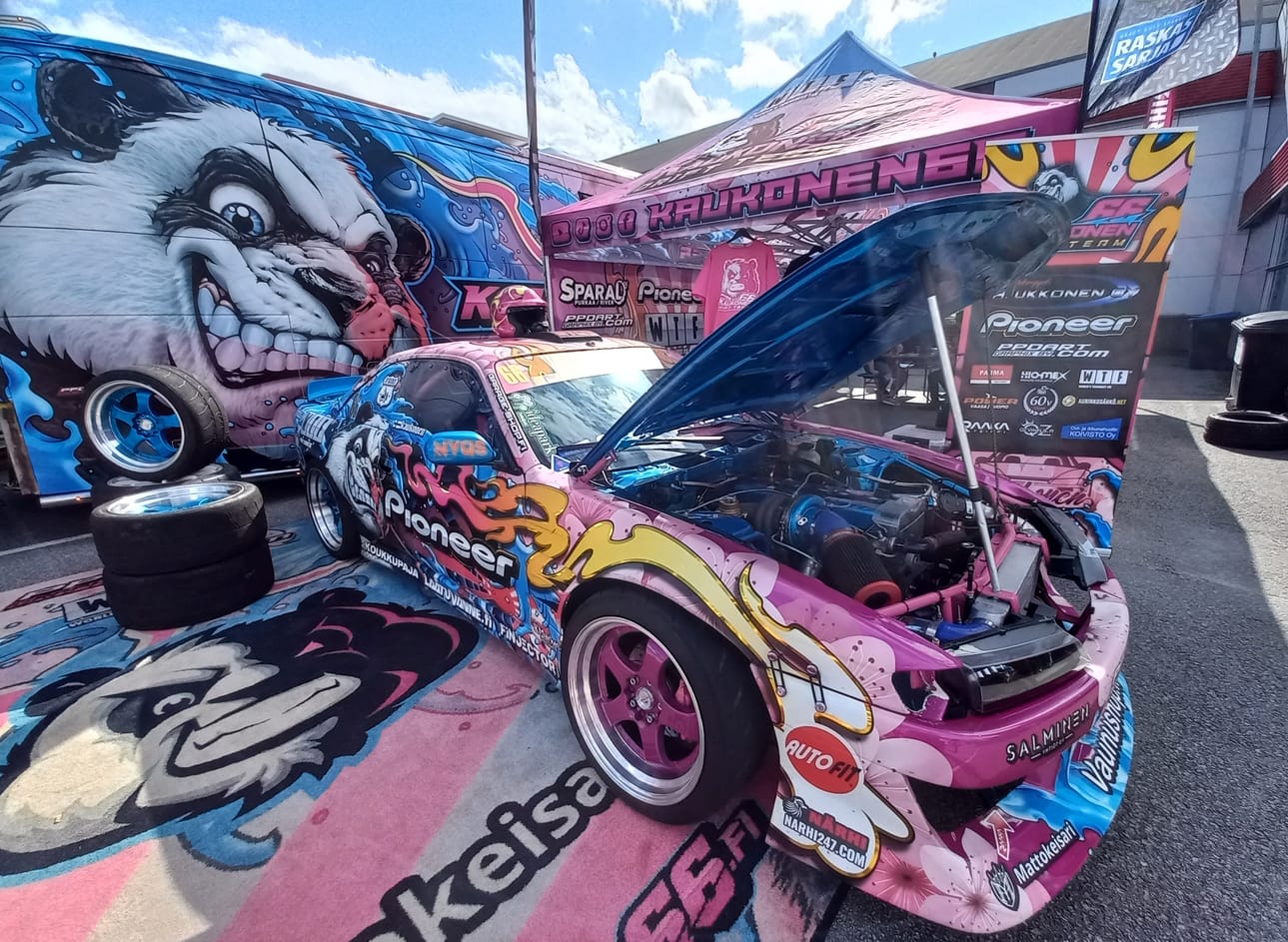 Power Truck Show tarjosi yleisölle makeanväristä silmäkarkkia. Kuvassa Kaukonen Drift Teamin drifting-auto.