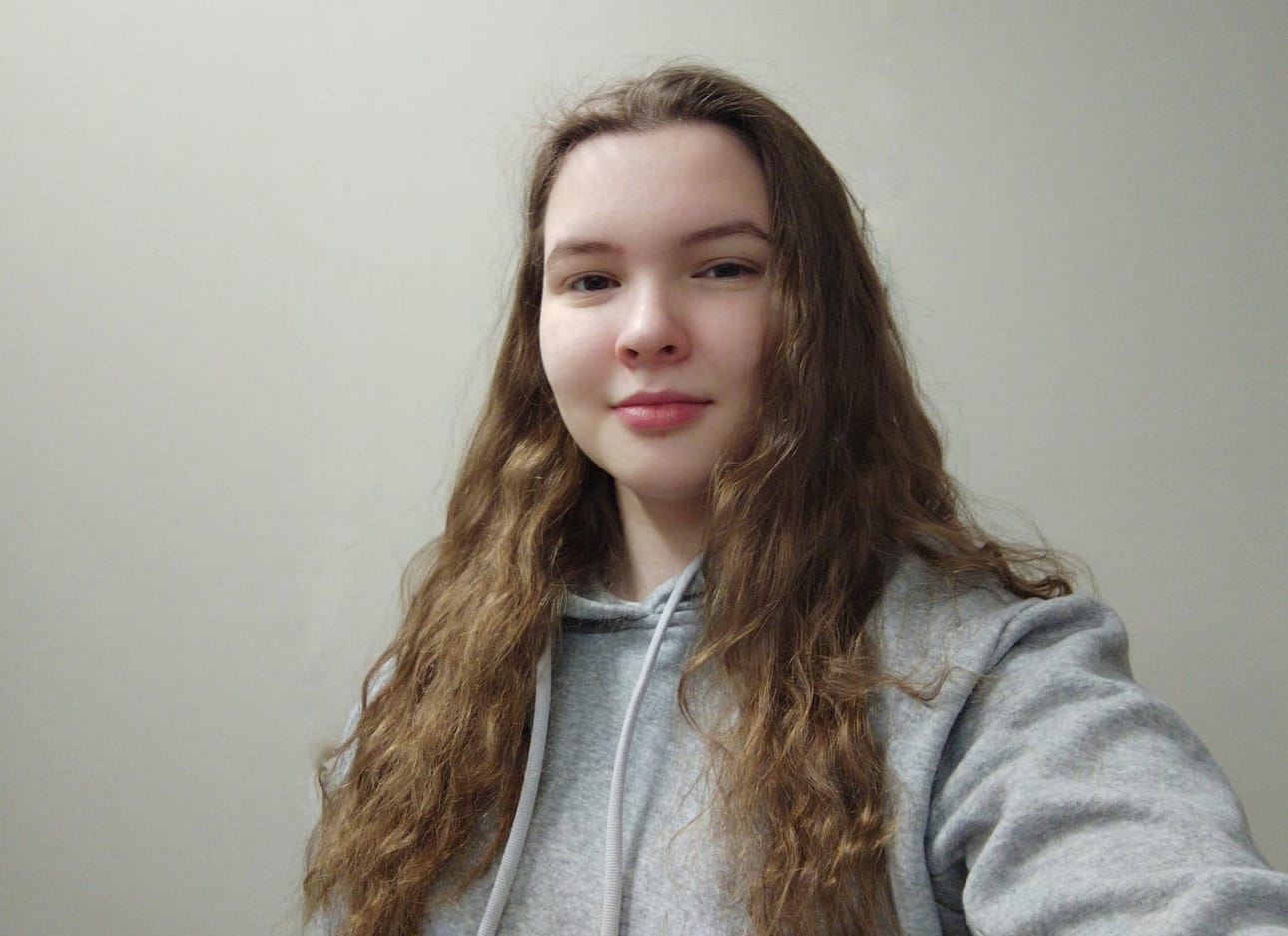 Musiikin lisäksi Helmi Ratus harrastaa cheerleadingiä. Polvi meni sijoiltaan lokakuussa, mutta joulun jälkeen hän aikoo palata kentälle.