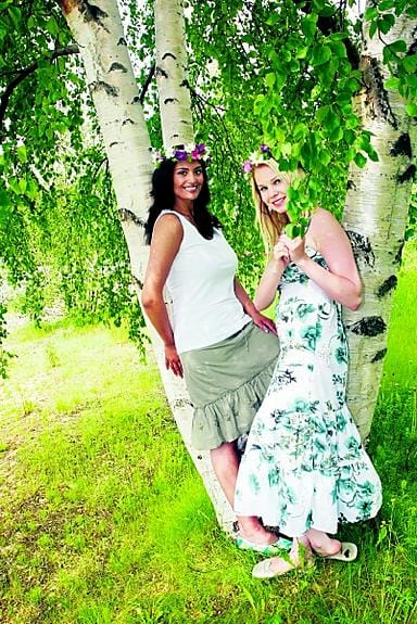 Luonto on keskikesällä parhaimmillaan. "Juhannuksena täytyy päästä nauttimaan yöttömästä yöstä", tytöt hihkuvat.