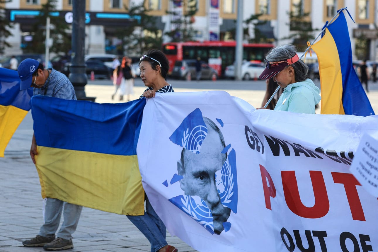 Ukrainan lippua pitelevät ihmiset osoittivat maanantaina mieltä Mongoliassa, jonne Venäjän presidentti Vladimir Putin saapui vierailulle. LEHTIKUVA/AFP