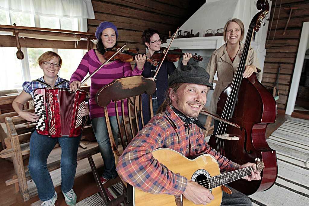 Pookinrakentajat soittavat perinteistä luotolaista musiikkia.