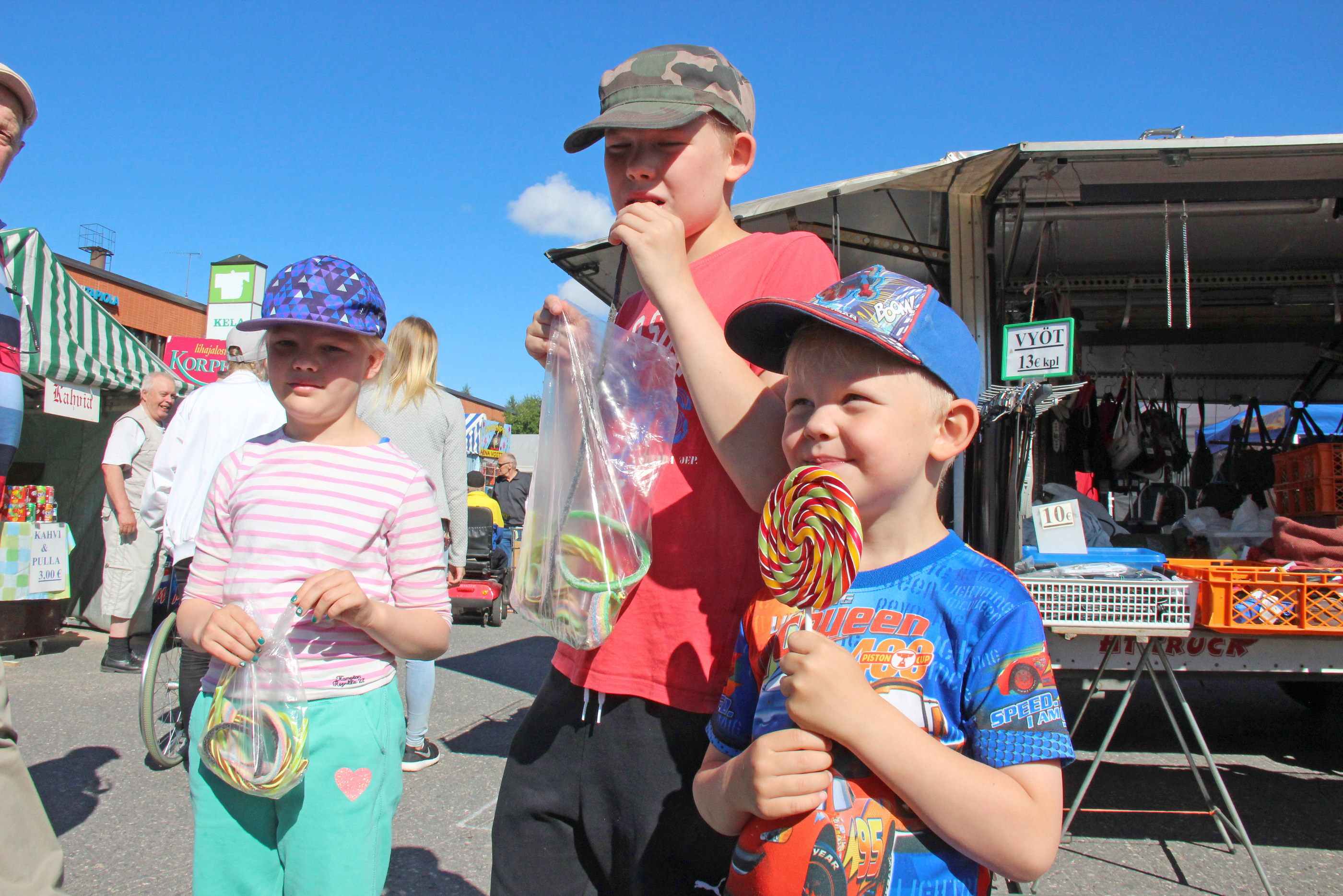 Lasten markkinahumuun kuuluu kiinteästi mikäs muu kuin makeiset! Alisa Vikström, 7, Elias Vikström, 11, ja Eeli Vikström, 4, suut makeina.