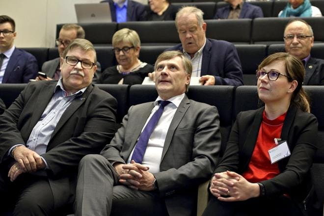 Kuntaliiton maakuntakiertueen Etelä-Pohjanmaan tilaisuudessa olivat äänessä muun muassa erityisasiantuntija Merja Salenius (oik.) ja toimitusjohtaja Jari Koskinen Kuntaliitosta sekä Etelä-Pohjanmaan maakuntahallituksen puheenjohtaja Lasse Anttila. KUVA: HEIKKI HAKANEN
