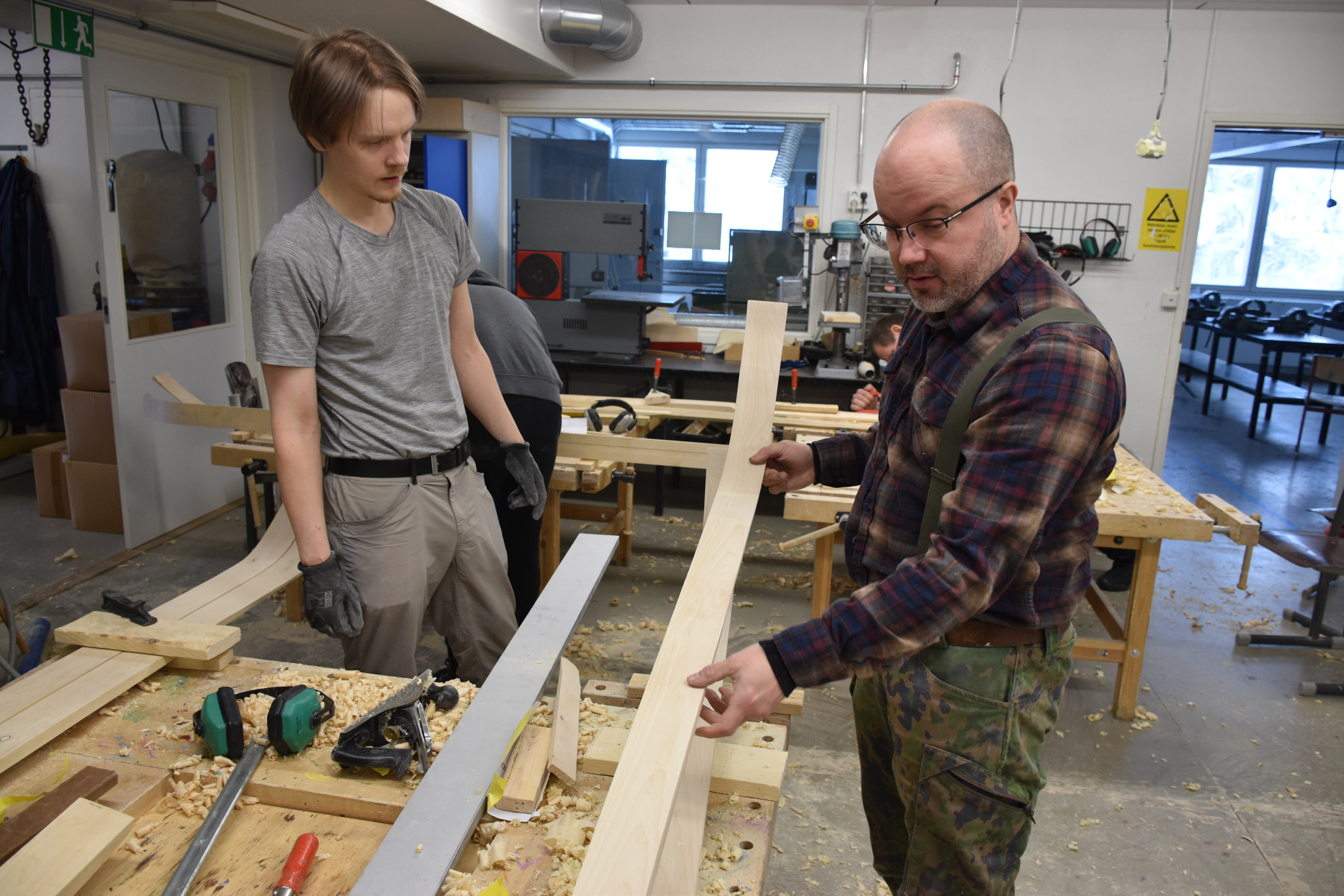 Puusukset yhdestä puukappaleesta – Posion kansalaisopiston kurssilla opeteltiin katoavaa taitoa