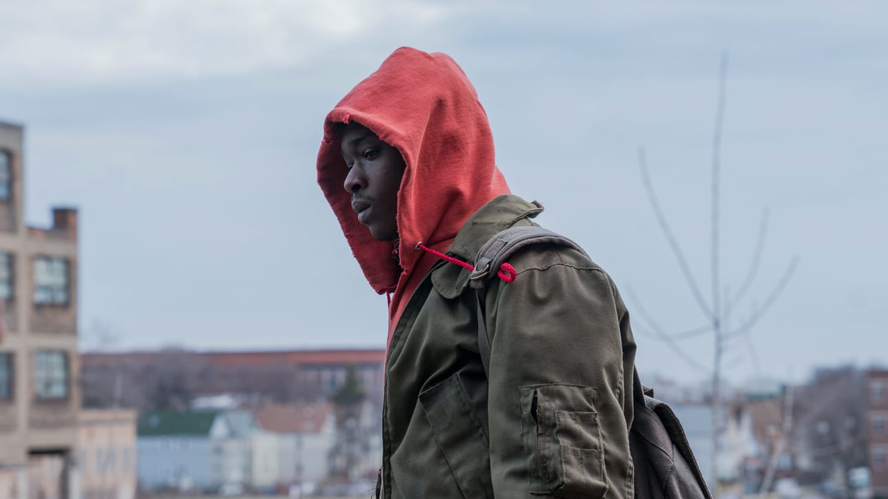 Ashton Sanders on chicagolainen Gabriel, jonka kotikaupungin avaruuden muukalaiset ovat vallanneet. Kuva: Venetsia