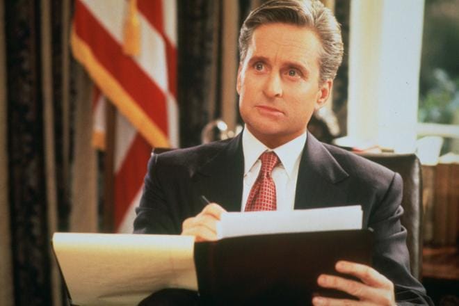 Romanttisessa komediassa Yhdysvaltain presidentti (Michael Douglas) rakastuu lobbariin. KUVA: TV5